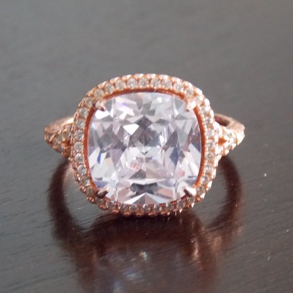 Rose Gold (plated) Ring with Cushion Cut Crystals - Picture 4 of 8